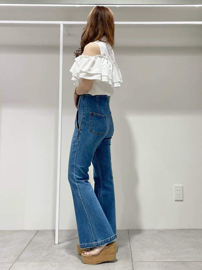 ホワイト系のシャツ/ブラウス、ブルー系のその他パンツ、その他のサンダルを着用したレディースの夏コーディネートの2枚目の写真