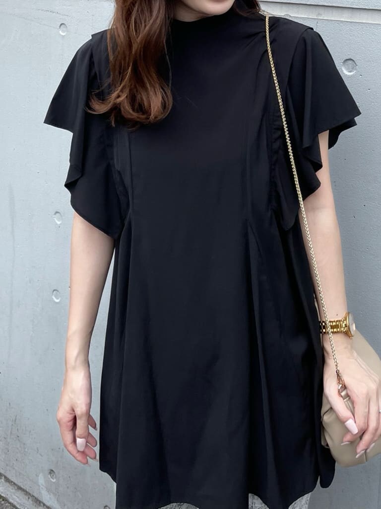 ブラック系のサンダル、ブラック系のシャツ/ブラウス、ホワイト系のクラッチバッグを着用したレディースの夏コーディネートの5枚目の写真