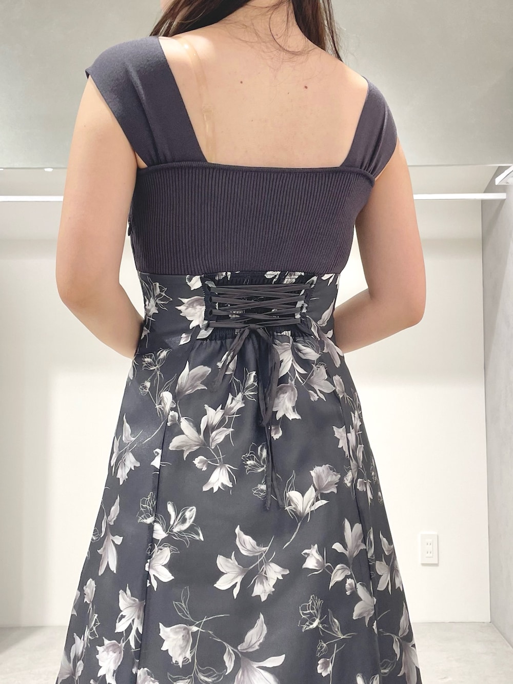 ブラック系のショルダーバッグ、ブラック系のサンダル、グレー系のワンピースを着用したレディースの夏コーディネートの6枚目の写真