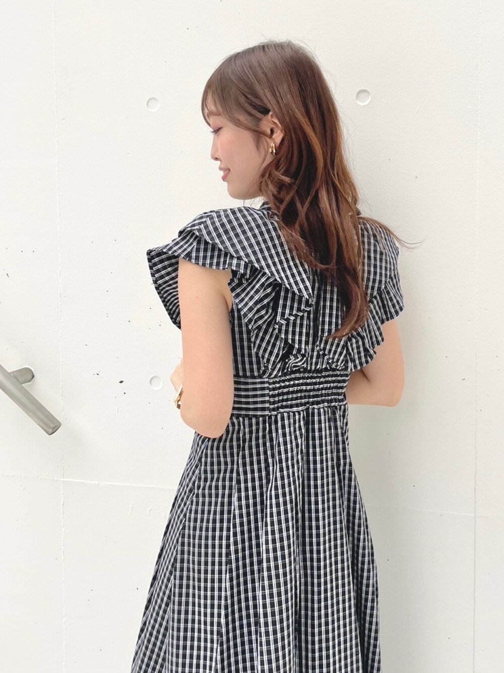 ブラック系のサンダル、その他のワンピースを着用したレディースの春コーディネートの6枚目の写真