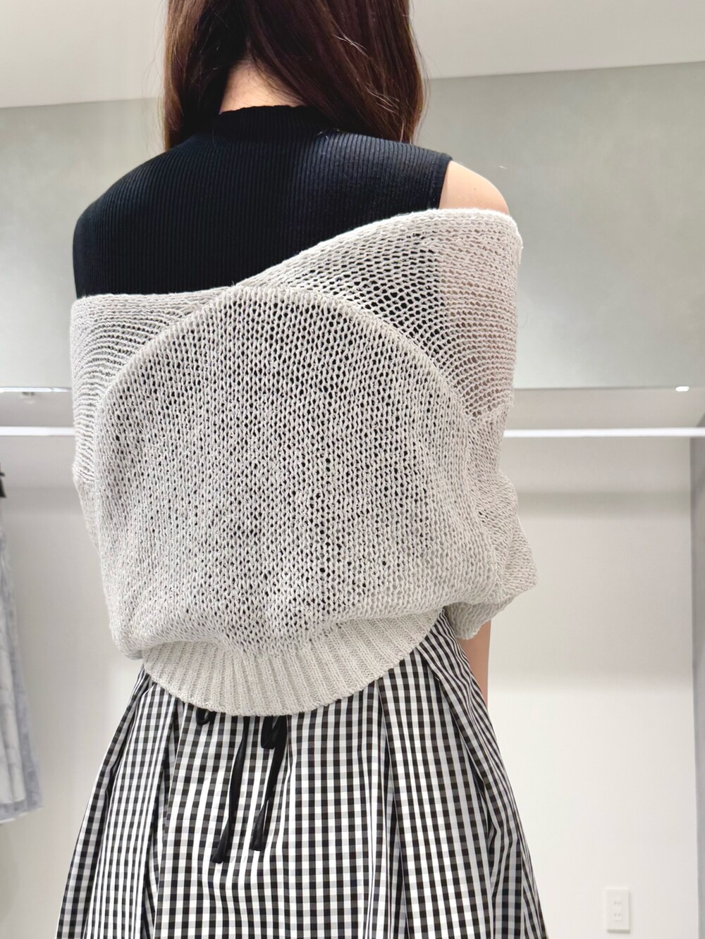 ブラック系のサンダル、その他のスカート、ブラック系のニット/セーターを着用したレディースの春コーディネートの8枚目の写真