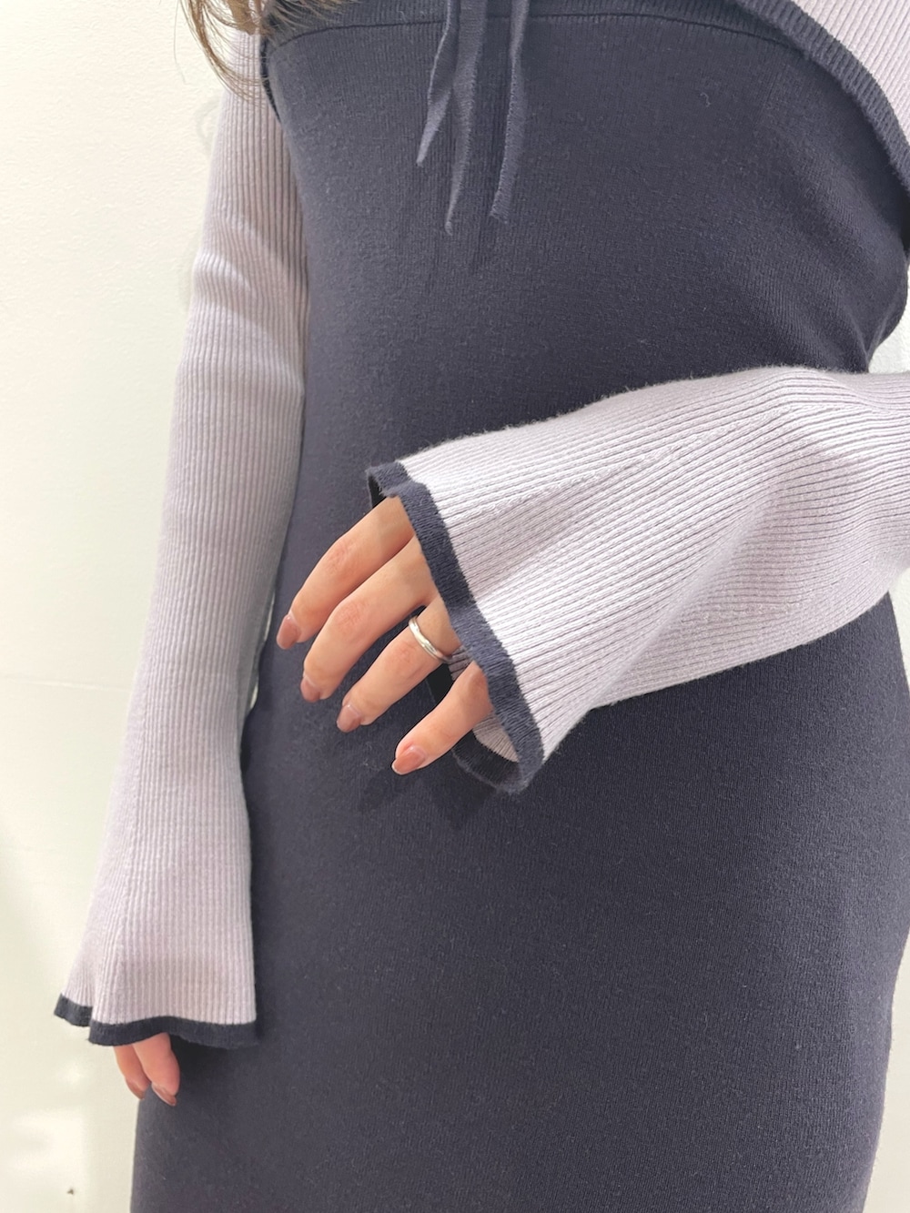 グレー系のワンピース、ブラック系のブーツを着用したレディースの秋コーディネートの7枚目の写真