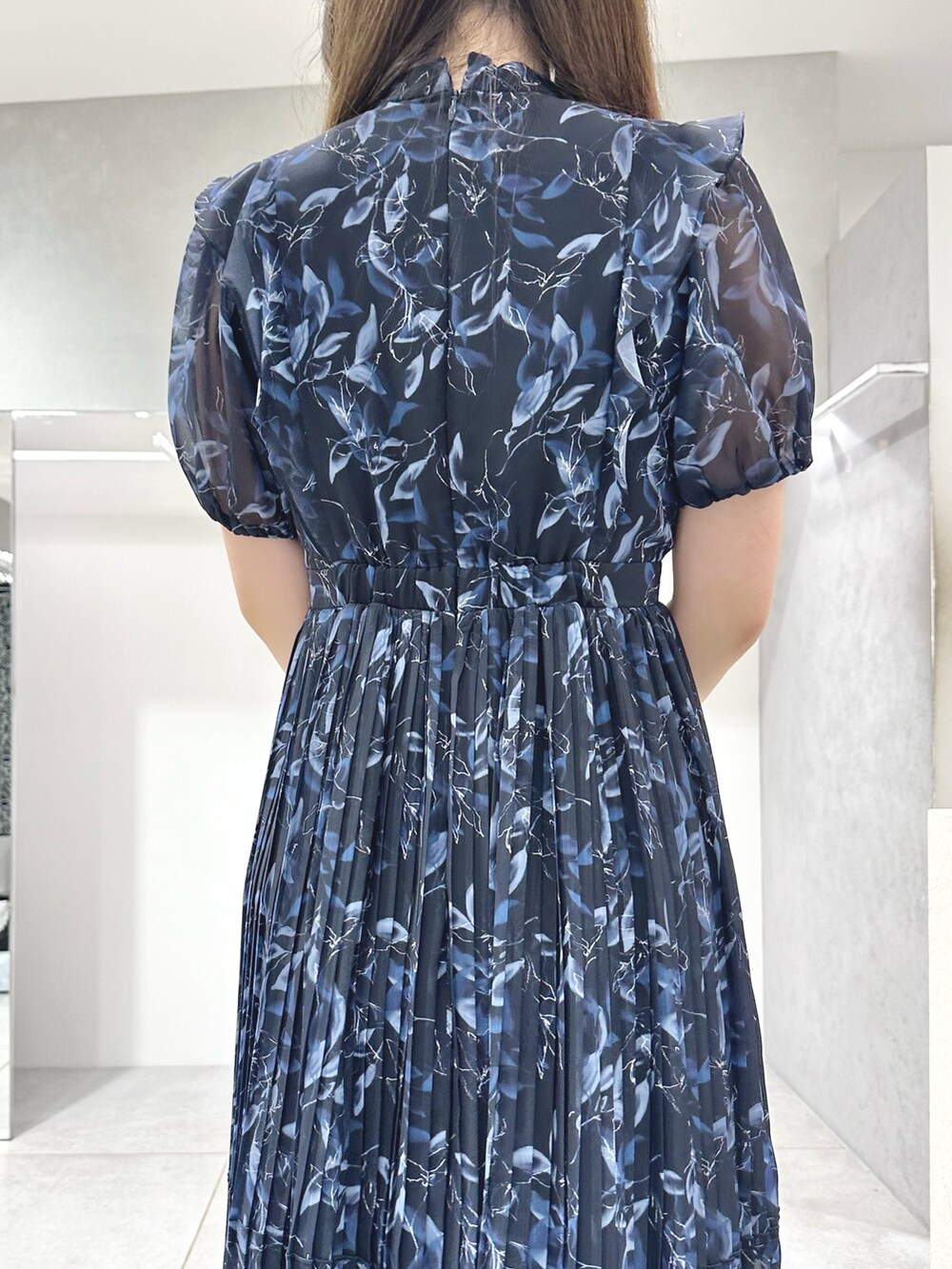 ブルー系のワンピース、ブラック系のショルダーバッグ、ブラック系のサンダルを着用したレディースの夏コーディネートの7枚目の写真