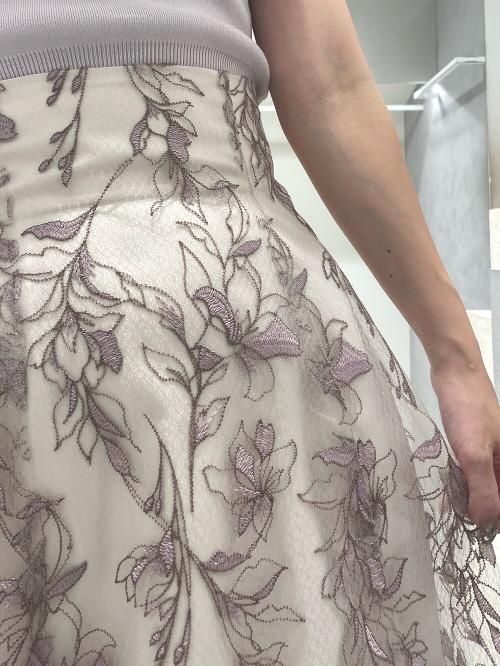 ブラウン系のトートバッグ、ピンク系のスカート、その他のサンダルを着用したレディースの夏コーディネートの7枚目の写真