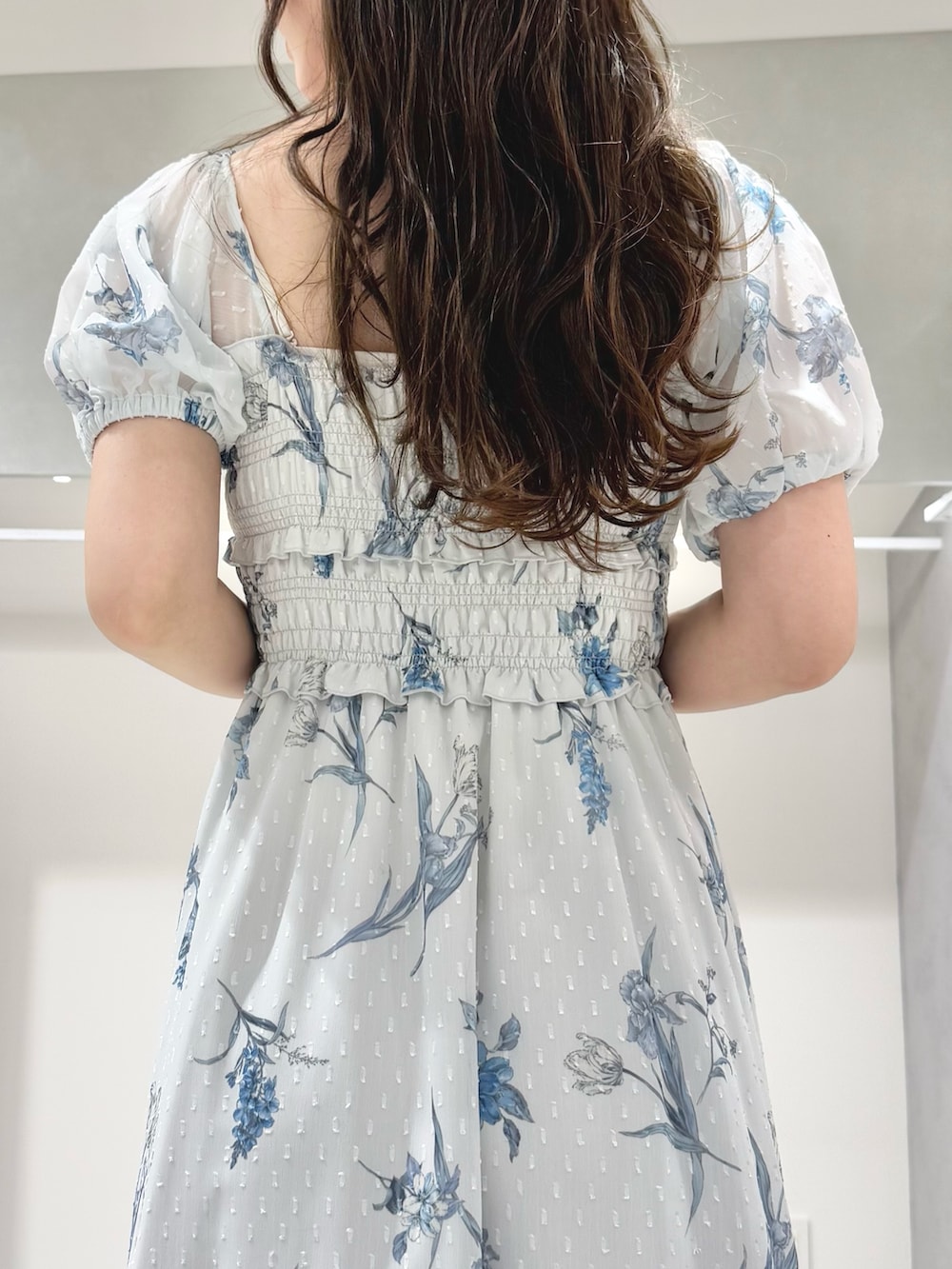 グレー系のワンピース、その他のサンダルを着用したレディースの春コーディネートの7枚目の写真