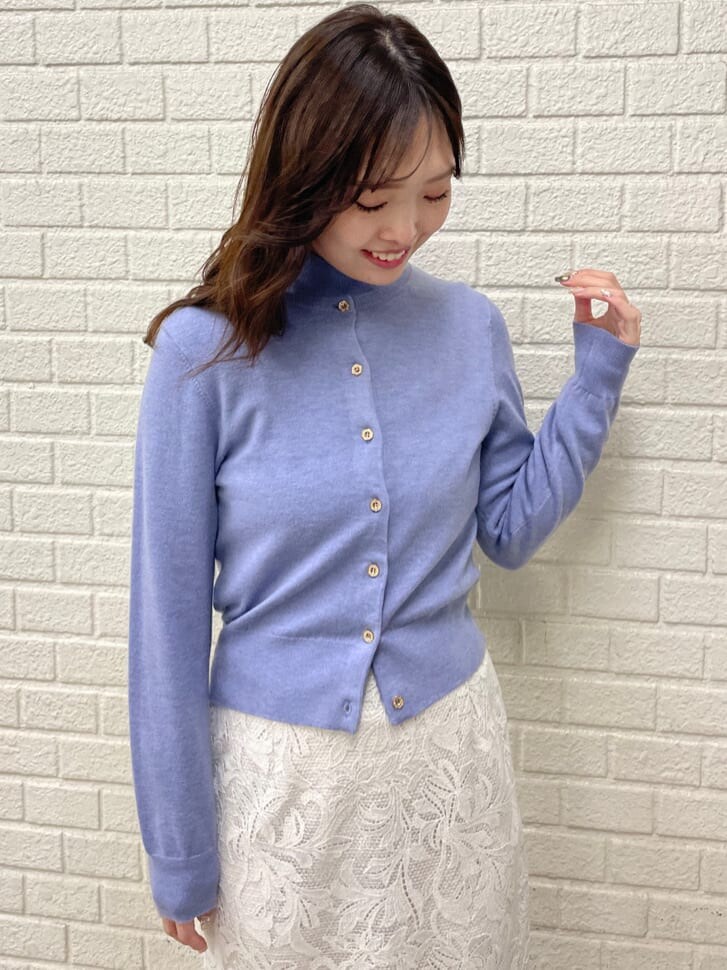 ベージュ系のパンプス、ホワイト系のスカート、ブルー系のニット/セーターを着用したレディースの冬コーディネートの4枚目の写真