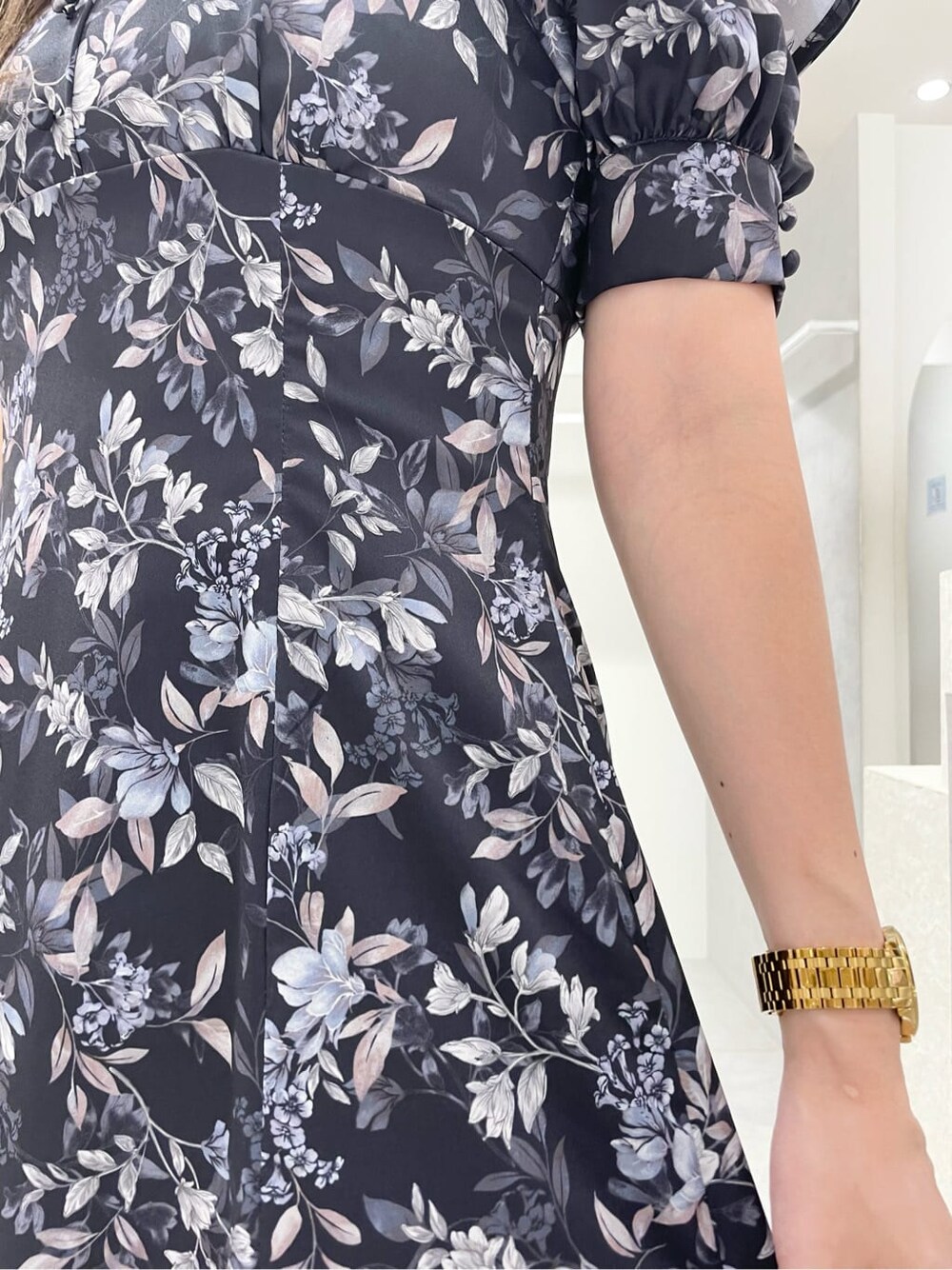 ブルー系のワンピース、ブラック系のブーツ、ブラウン系のハンドバッグを着用したレディースの秋コーディネートの9枚目の写真