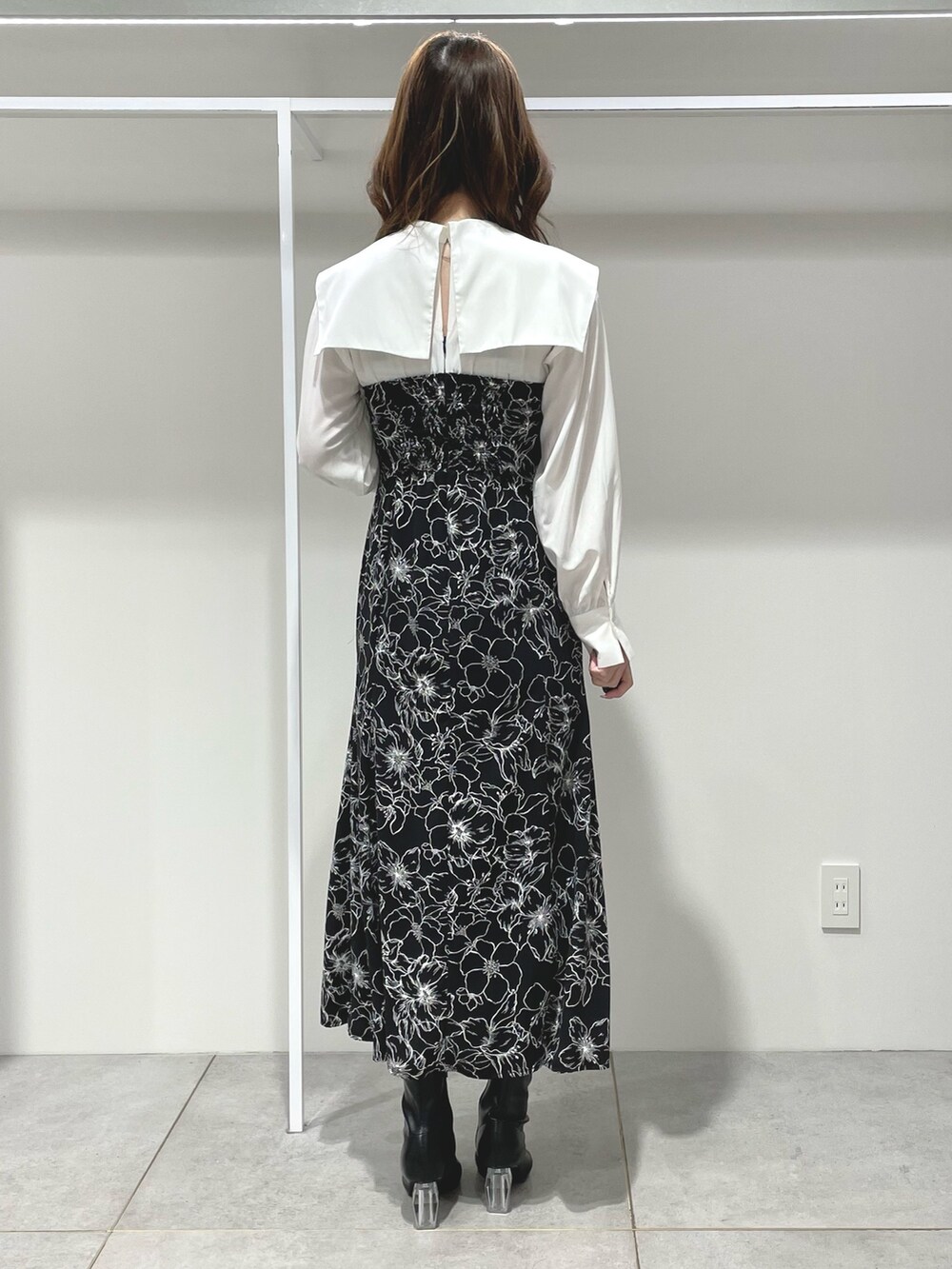 その他のワンピース、ベージュ系のチェスターコート、ブラック系のブーツを着用したレディースの冬コーディネートの7枚目の写真