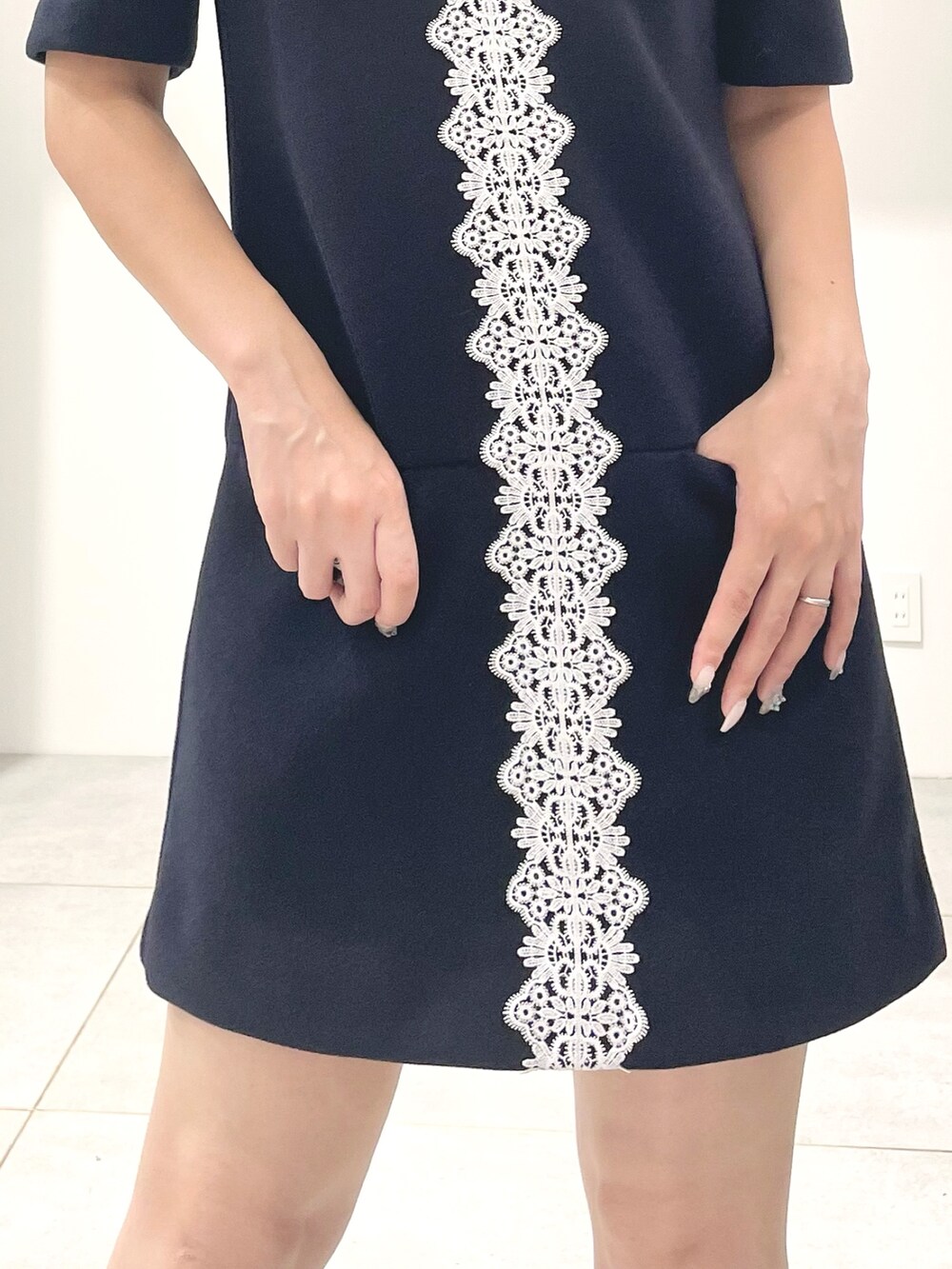 ブルー系のワンピース、ブラック系のブーツ、グレー系のハンドバッグを着用したレディースの秋コーディネートの7枚目の写真