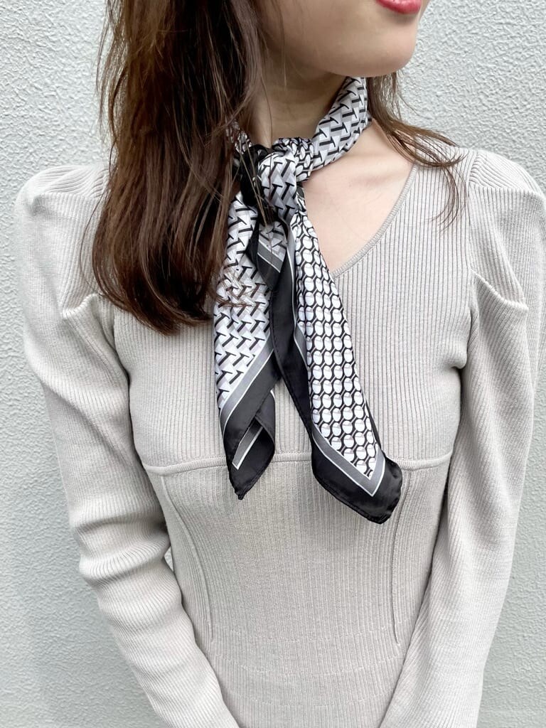 ホワイト系のその他シューズ、ブラック系のハンドバッグ、ベージュ系のワンピースを着用したレディースの秋コーディネートの4枚目の写真