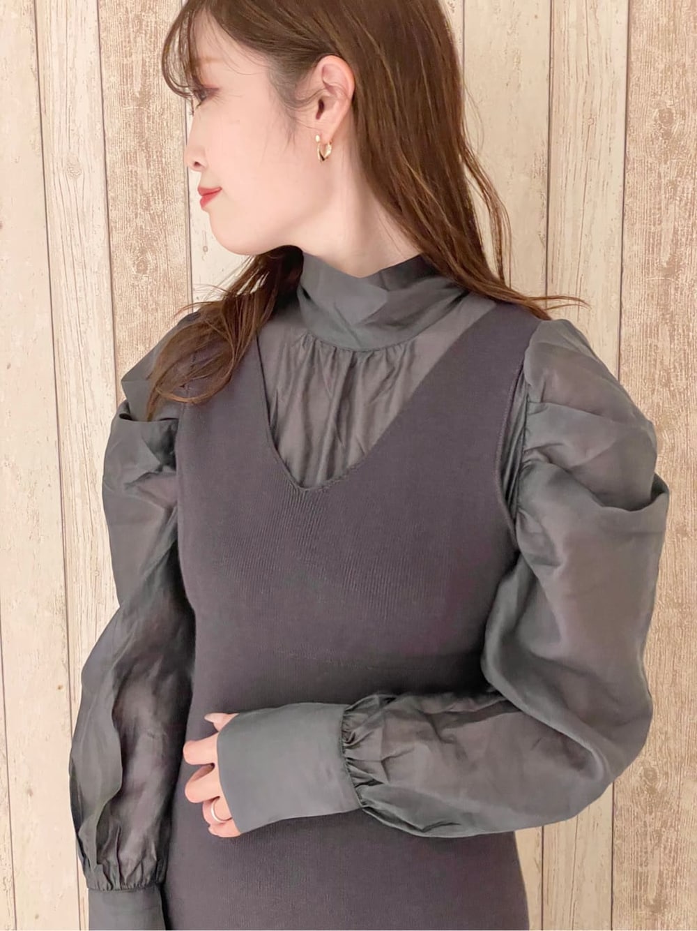 ベージュ系のその他シューズ、ブルー系のワンピースを着用したレディースの冬コーディネートの3枚目の写真