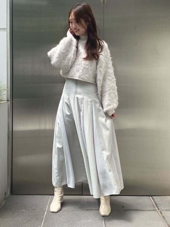 ホワイト系のニット/セーター、グリーン系のスカート、グリーン系のスカートを着用したレディースの秋コーディネートの7枚目の写真