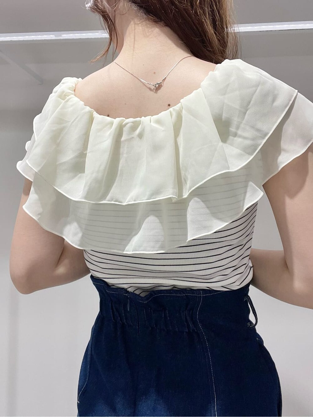 ブラック系のサンダル、ブラック系のトートバッグ、ブルー系のスカートを着用したレディースの夏コーディネートの5枚目の写真