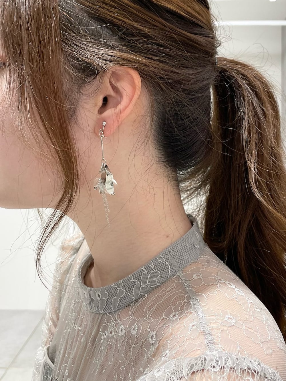 ブラック系のパンプス、グリーン系のドレス、グリーン系のドレスを着用したレディースの秋コーディネートの9枚目の写真