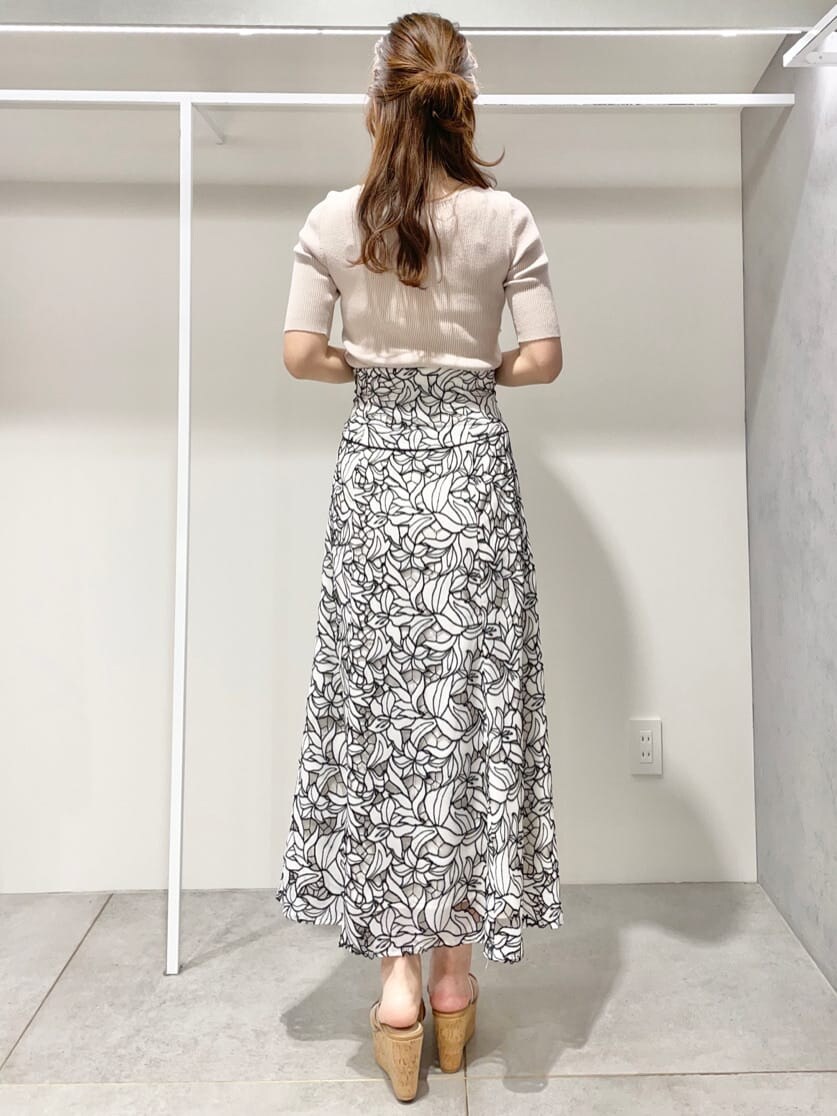 ベージュ系のニット/セーター、ベージュ系のサンダル、ブラック系のスカートを着用したレディースの春コーディネートの8枚目の写真