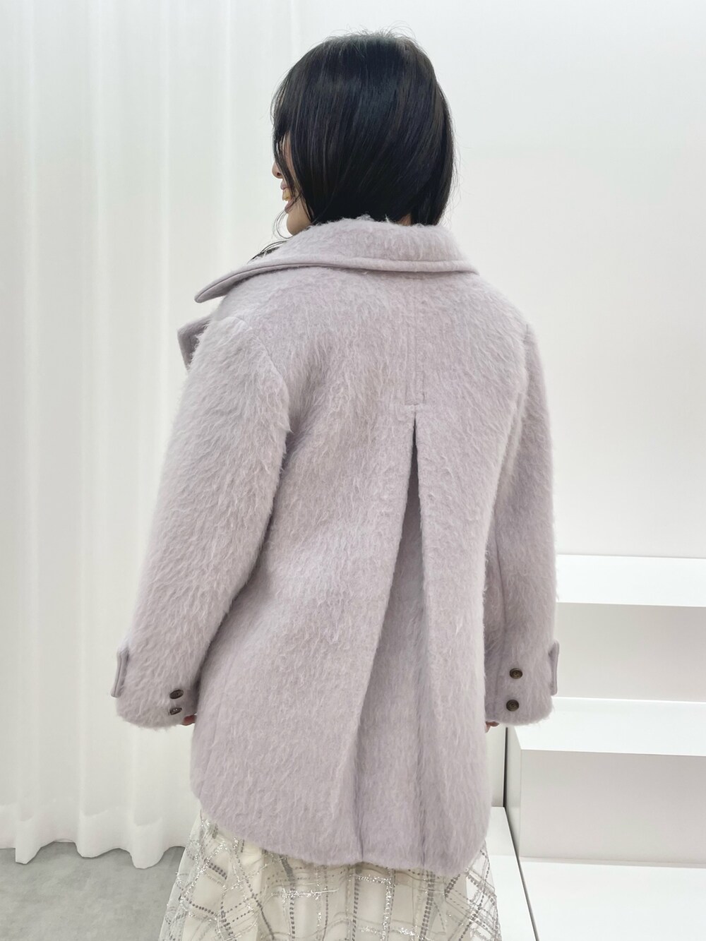ホワイト系のスカート、グレー系のその他アウター、ホワイト系のニット/セーターを着用したレディースの夏コーディネートの6枚目の写真
