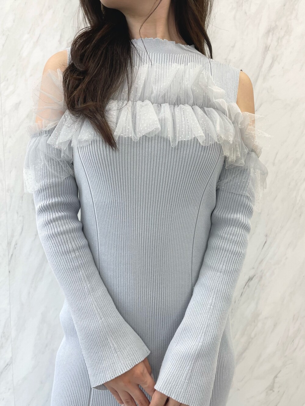 ブルー系のワンピース、ブラック系のブーツ、ベージュ系のムートンコートを着用したレディースの秋コーディネートの8枚目の写真