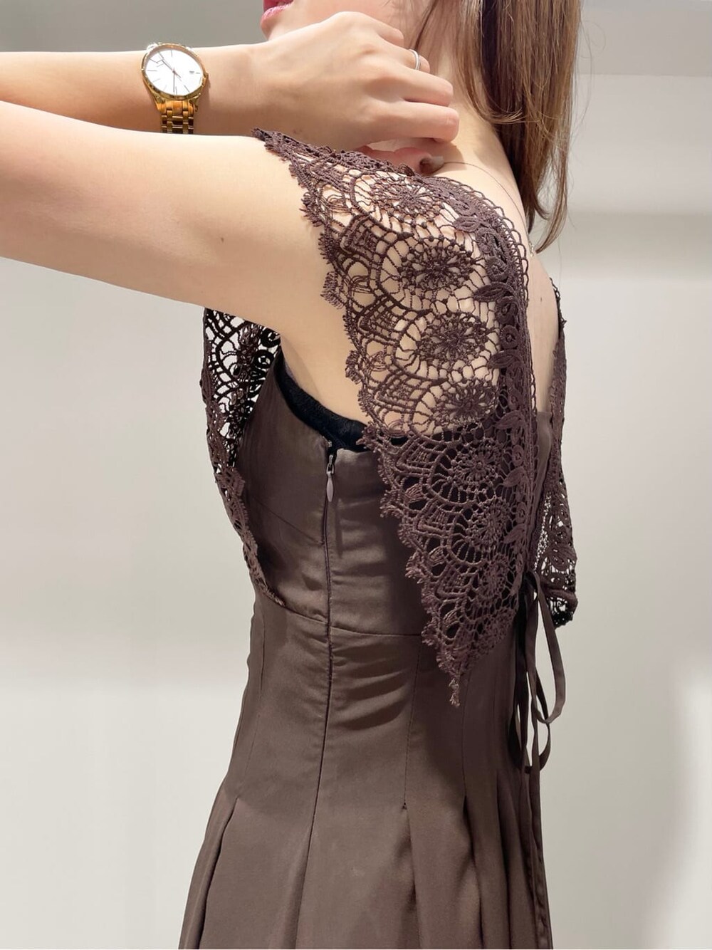 ブラウン系のワンピースを着用したレディースの春コーディネートの5枚目の写真