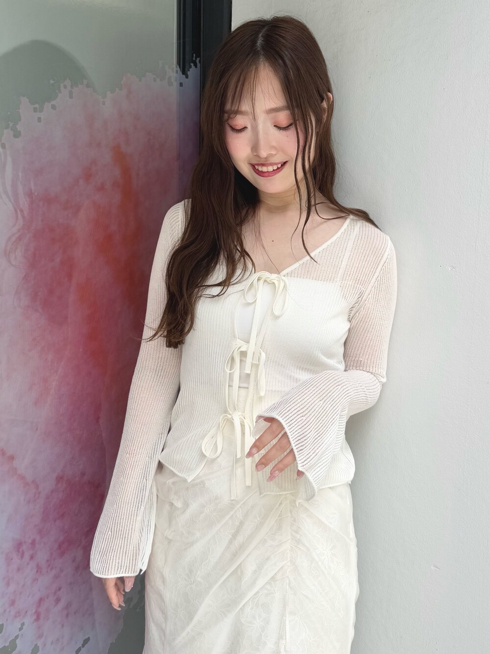 ホワイト系のスカート、ホワイト系のカーディガン/ボレロを着用したレディースの夏コーディネートの6枚目の写真