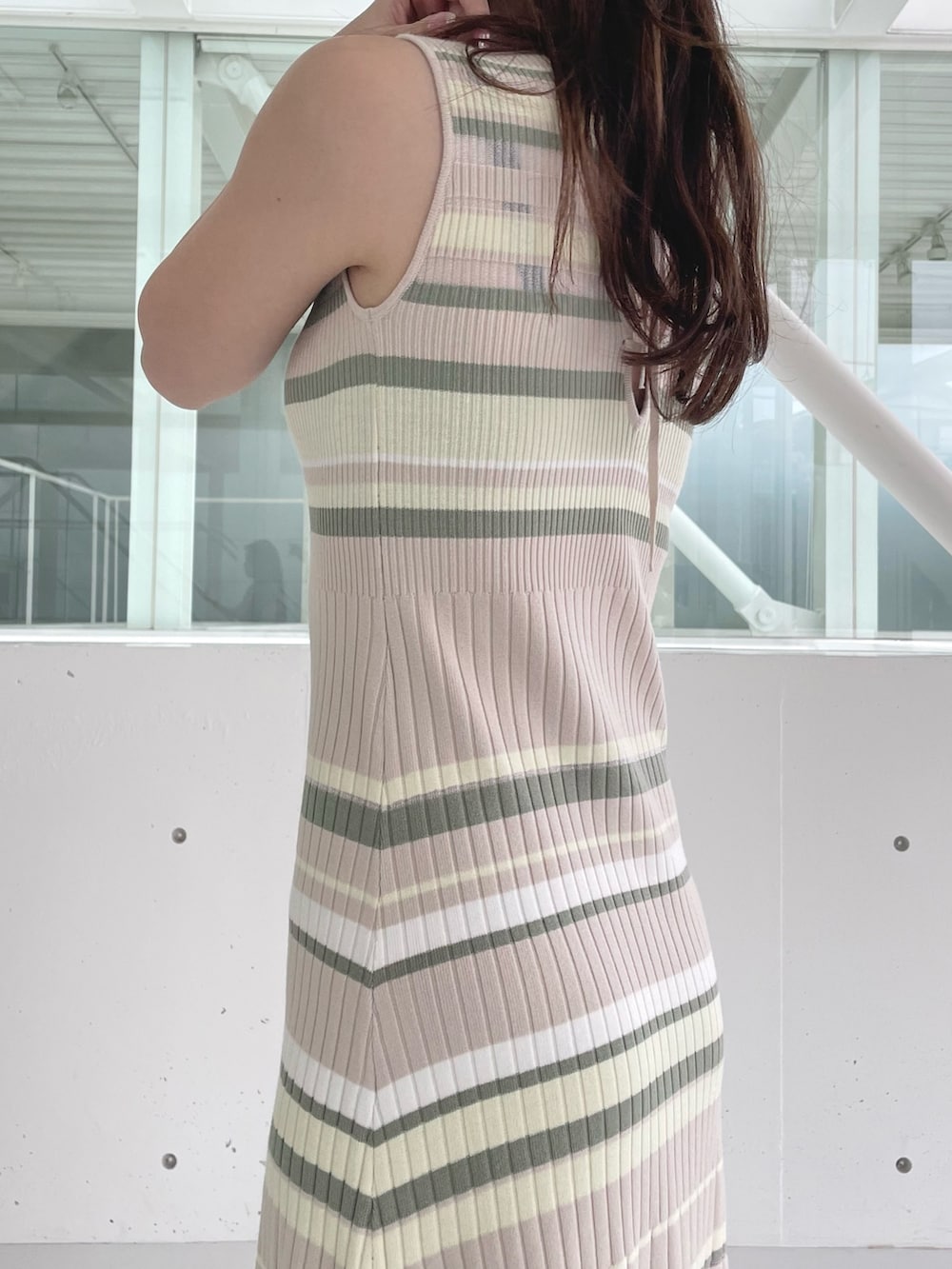 ホワイト系のシャツ/ブラウス、その他のワンピース、ブラック系のサンダルを着用したレディースの夏コーディネートの8枚目の写真