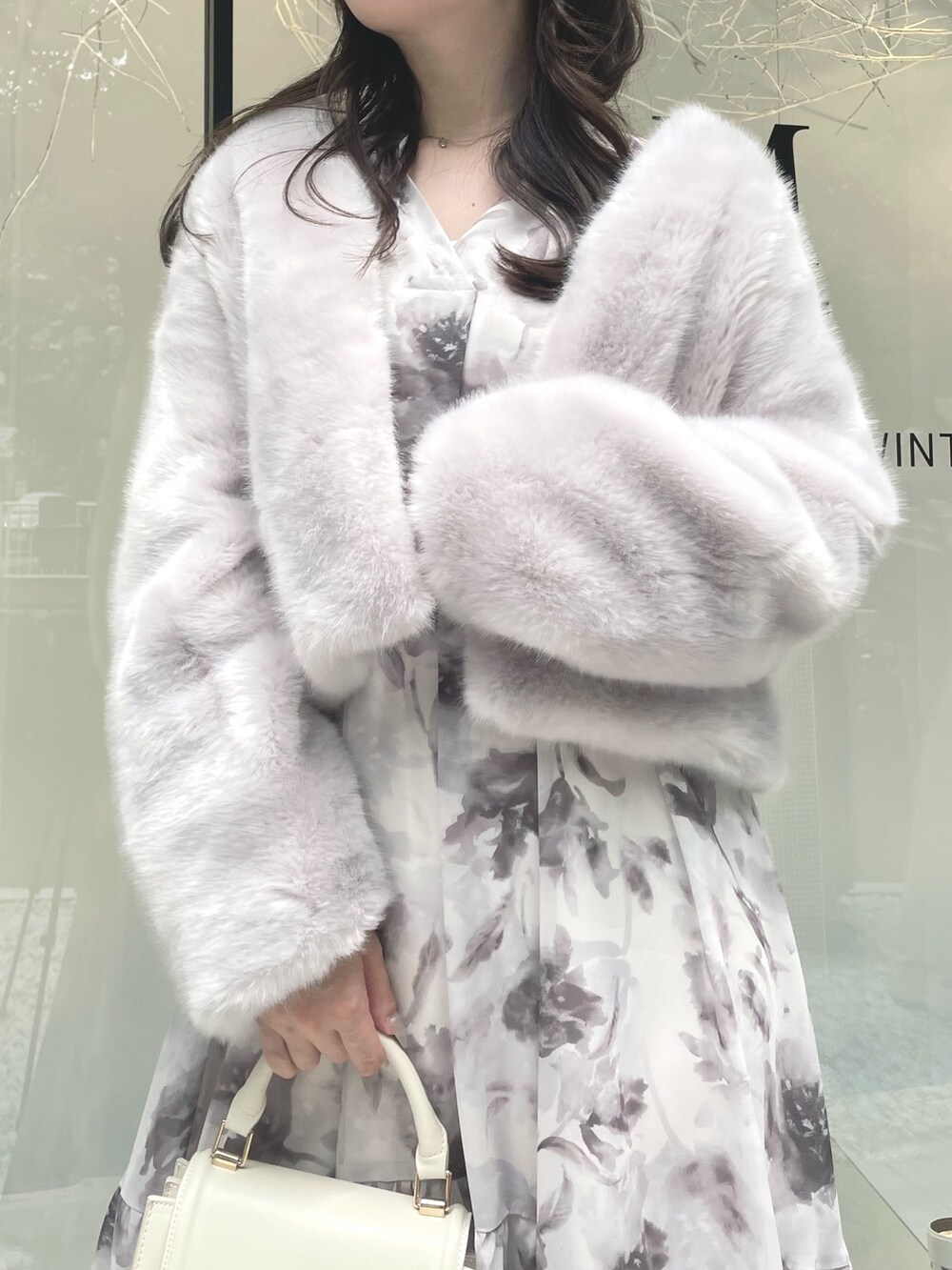 ホワイト系のハンドバッグ、ブラウン系のブーツ、グレー系のその他アウターを着用したレディースの夏コーディネートの3枚目の写真