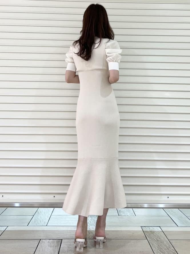 ホワイト系のワンピース、グリーン系のサンダルを着用したレディースの春コーディネートの3枚目の写真