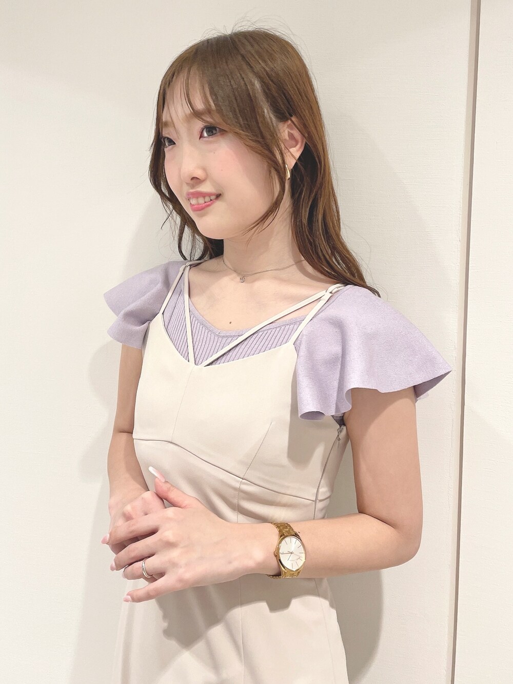 ホワイト系のワンピース、その他のサンダル、パープル系のニット/セーターを着用したレディースの春コーディネートの4枚目の写真