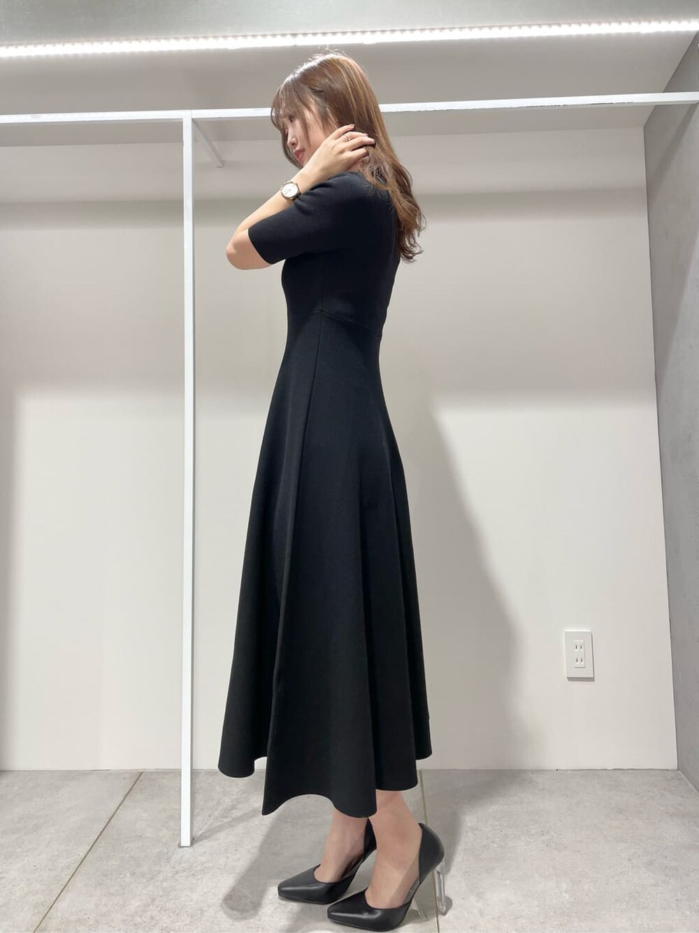 ブラック系のワンピース、ブラック系のカーディガン/ボレロを着用したレディースの春コーディネートの6枚目の写真