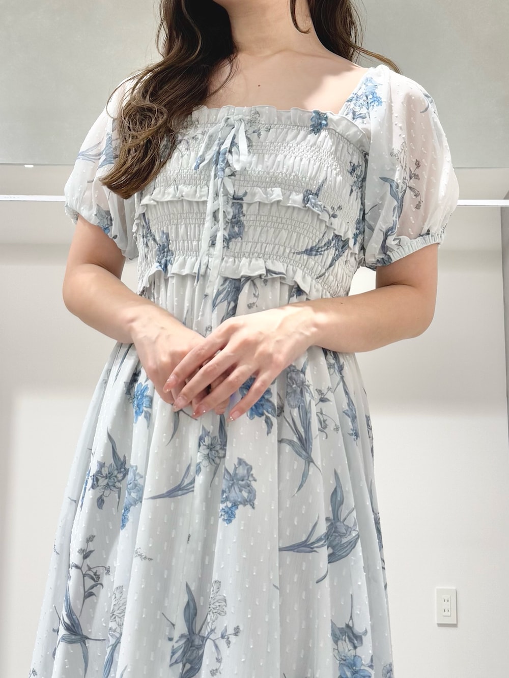 グレー系のワンピース、その他のサンダルを着用したレディースの春コーディネートの5枚目の写真