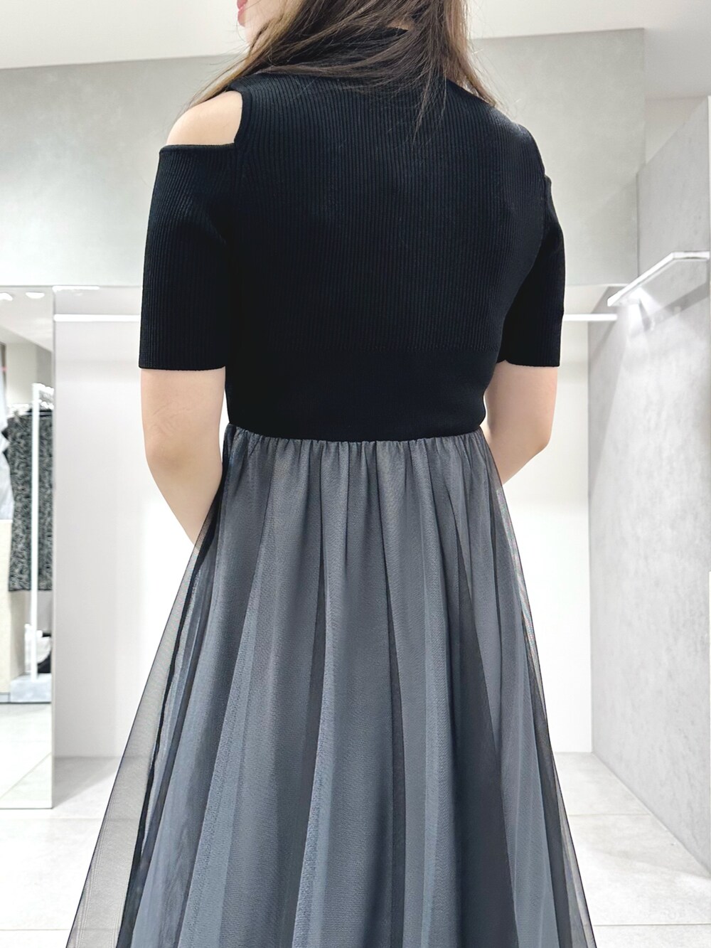 ブラック系のワンピース、ブラック系のショルダーバッグ、ブラック系のパンプスを着用したレディースの夏コーディネートの5枚目の写真