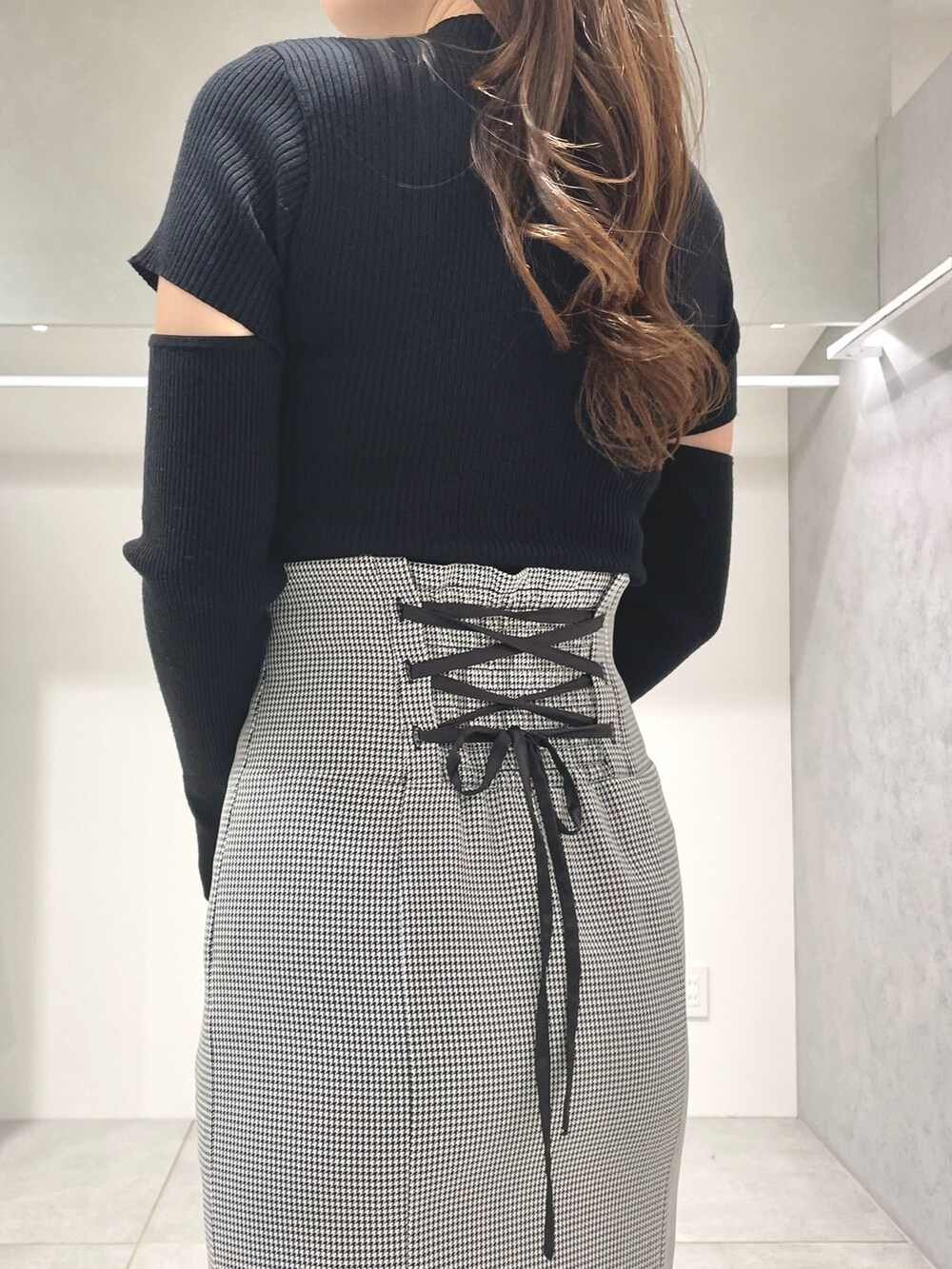 ブラック系のライダースジャケット、ブラック系のニット/セーター、その他のスカートを着用したレディースの秋コーディネートの10枚目の写真