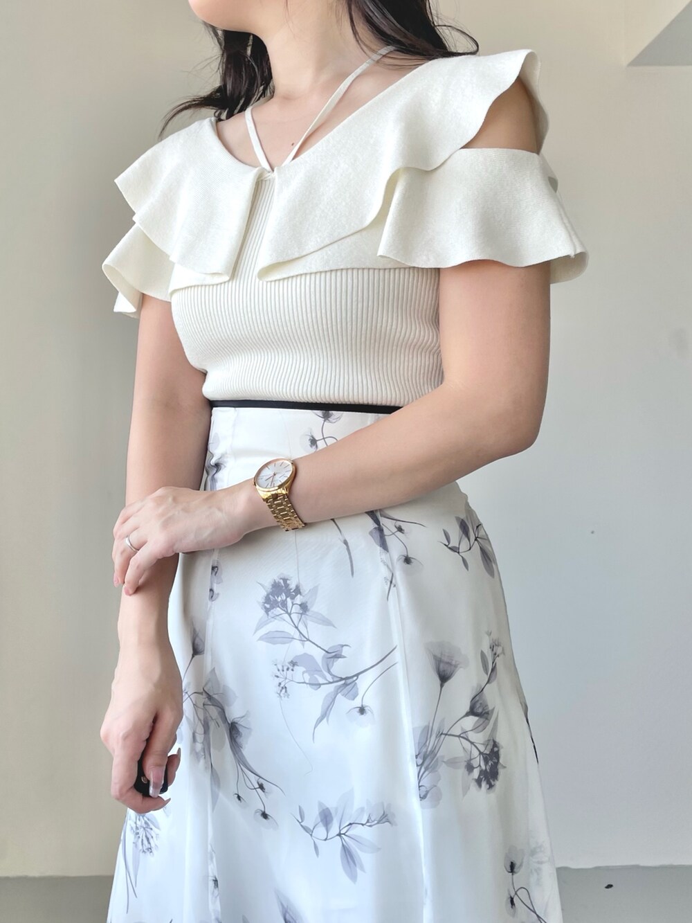 ホワイト系のスカート、パープル系のトレンチコート、ホワイト系のニット/セーターを着用したレディースの冬コーディネートの8枚目の写真