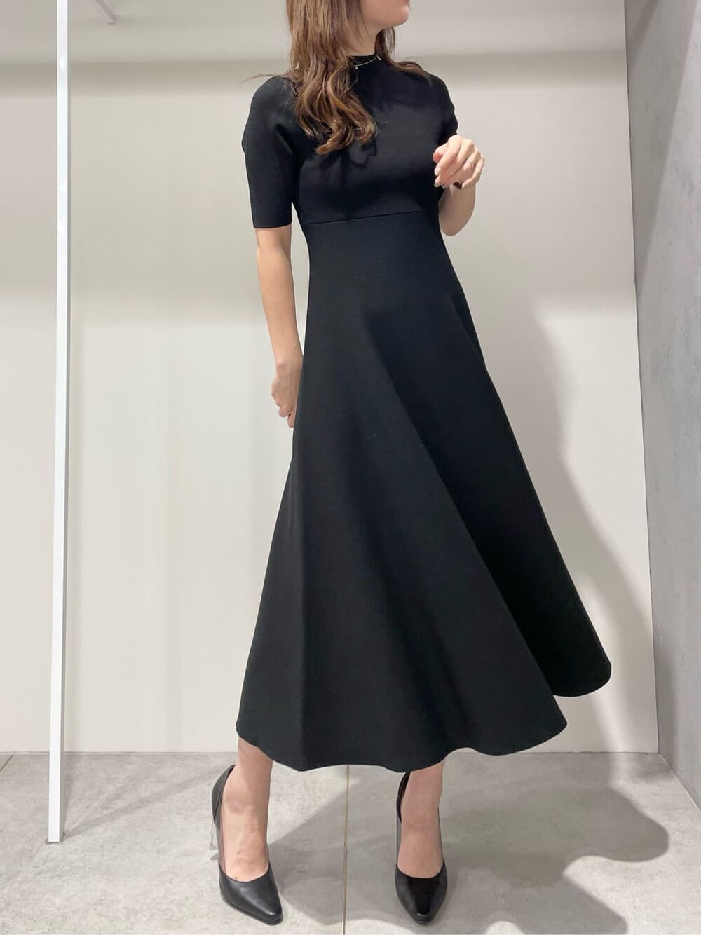 ブラック系のワンピース、ブラック系のカーディガン/ボレロを着用したレディースの春コーディネートの5枚目の写真