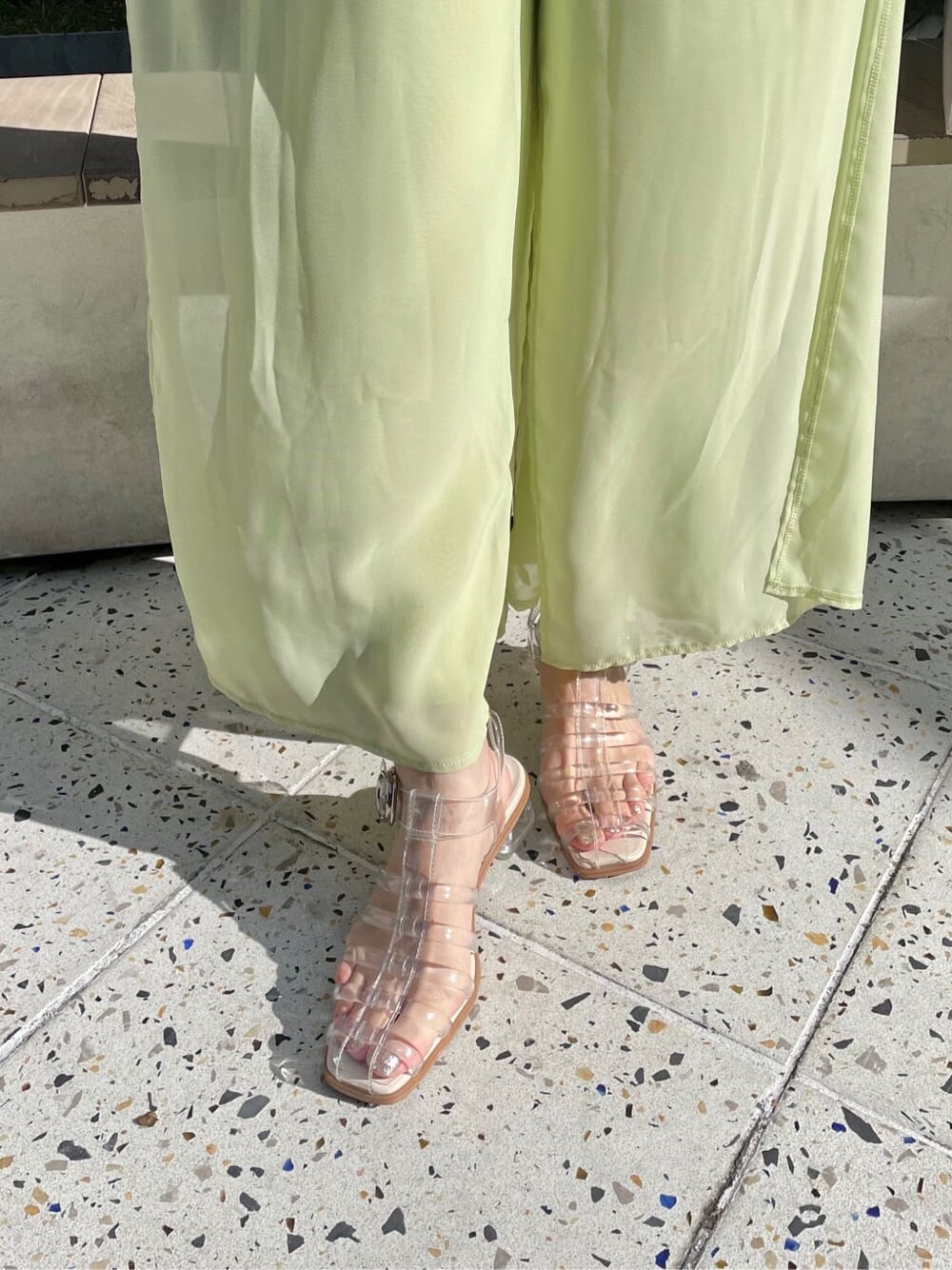 ホワイト系のシャツ/ブラウス、グリーン系のその他パンツ、その他のサンダルを着用したレディースの冬コーディネートの8枚目の写真