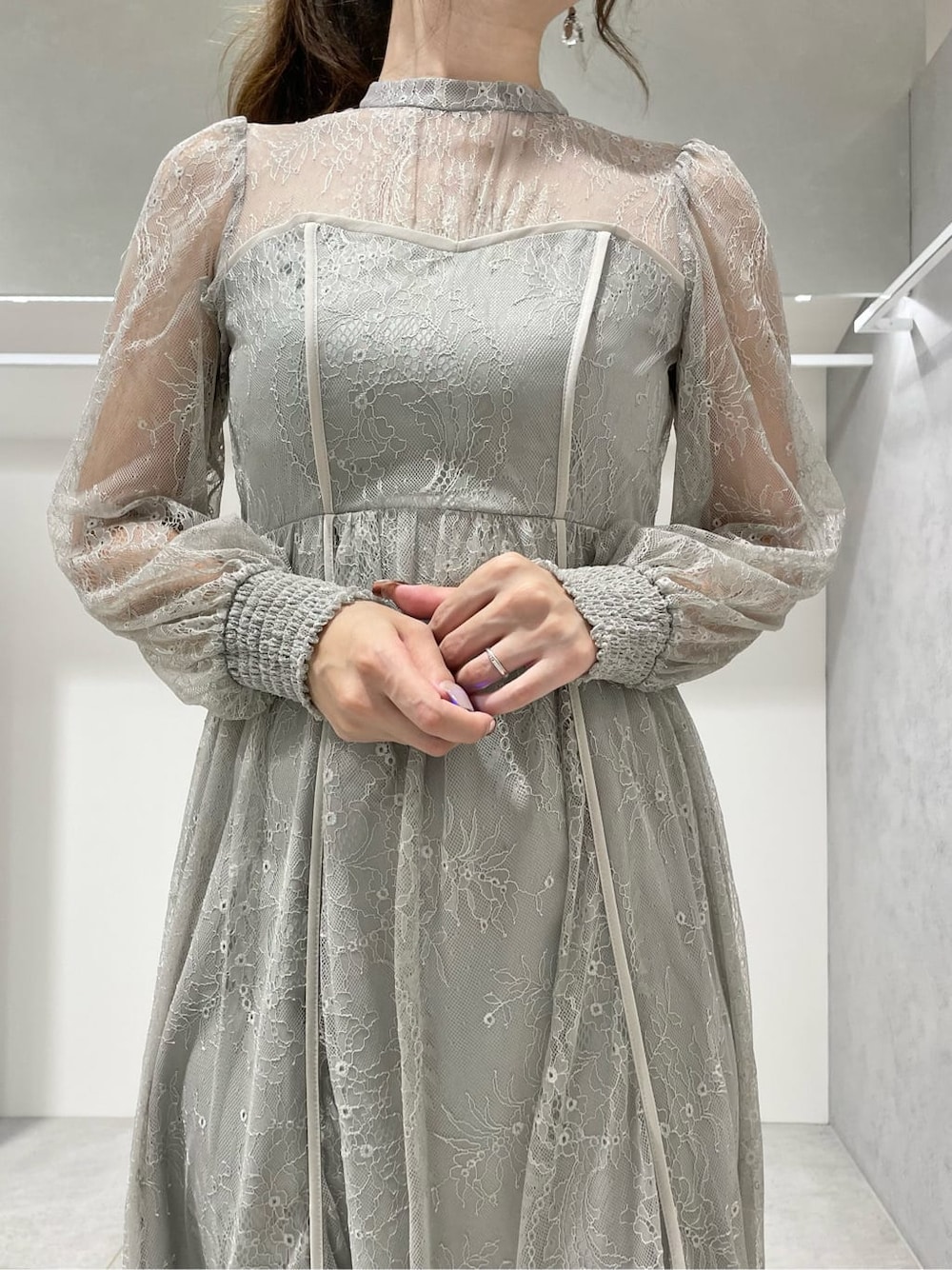 ブラック系のパンプス、グリーン系のドレス、グリーン系のドレスを着用したレディースの秋コーディネートの4枚目の写真