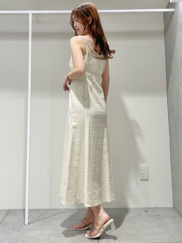 ベージュ系のサンダル、ベージュ系のトートバッグ、ホワイト系のワンピースを着用したレディースの春コーディネートの7枚目の写真