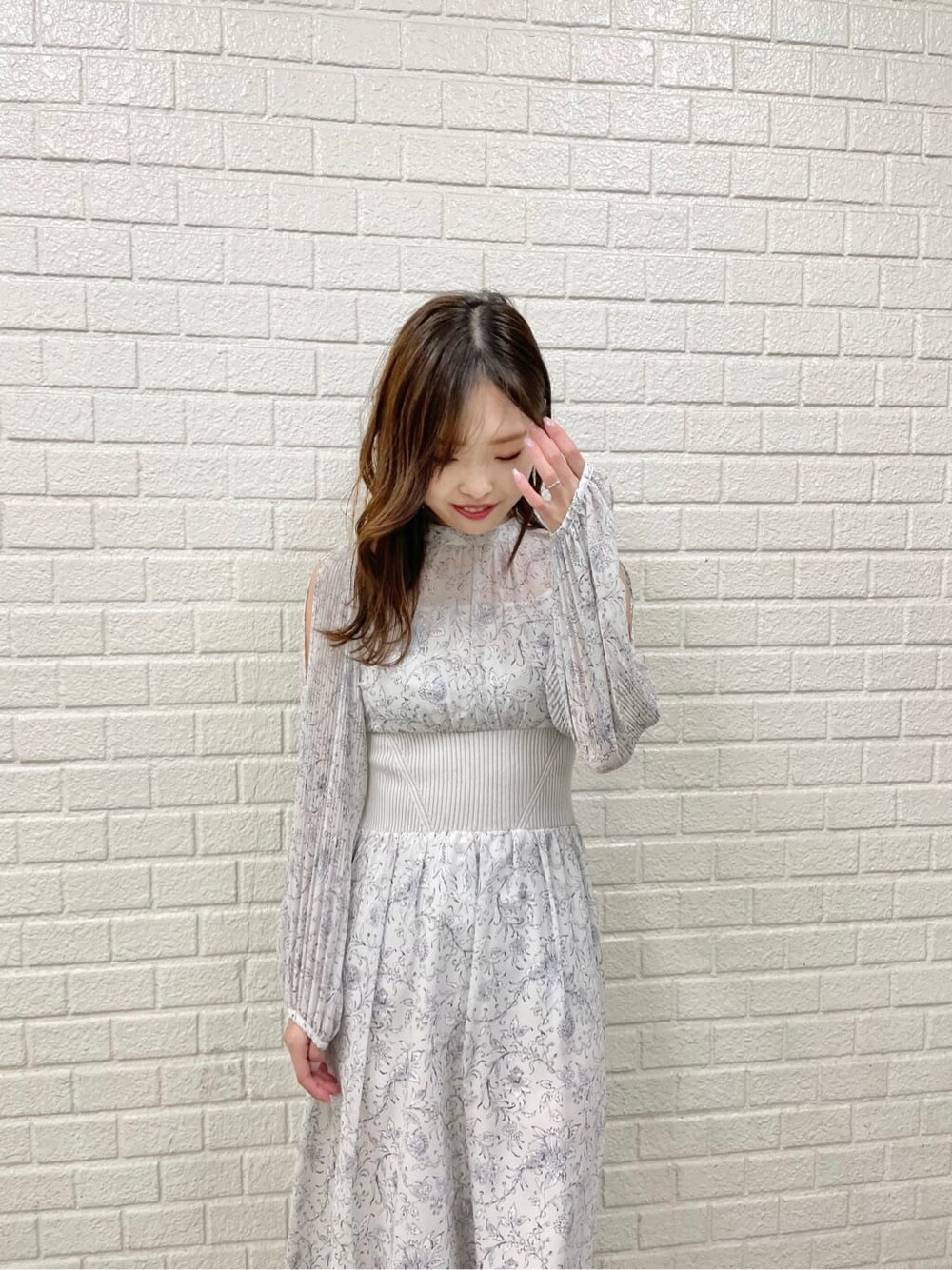 ベージュ系のパンプス、ホワイト系のワンピースを着用したレディースの冬コーディネートの4枚目の写真