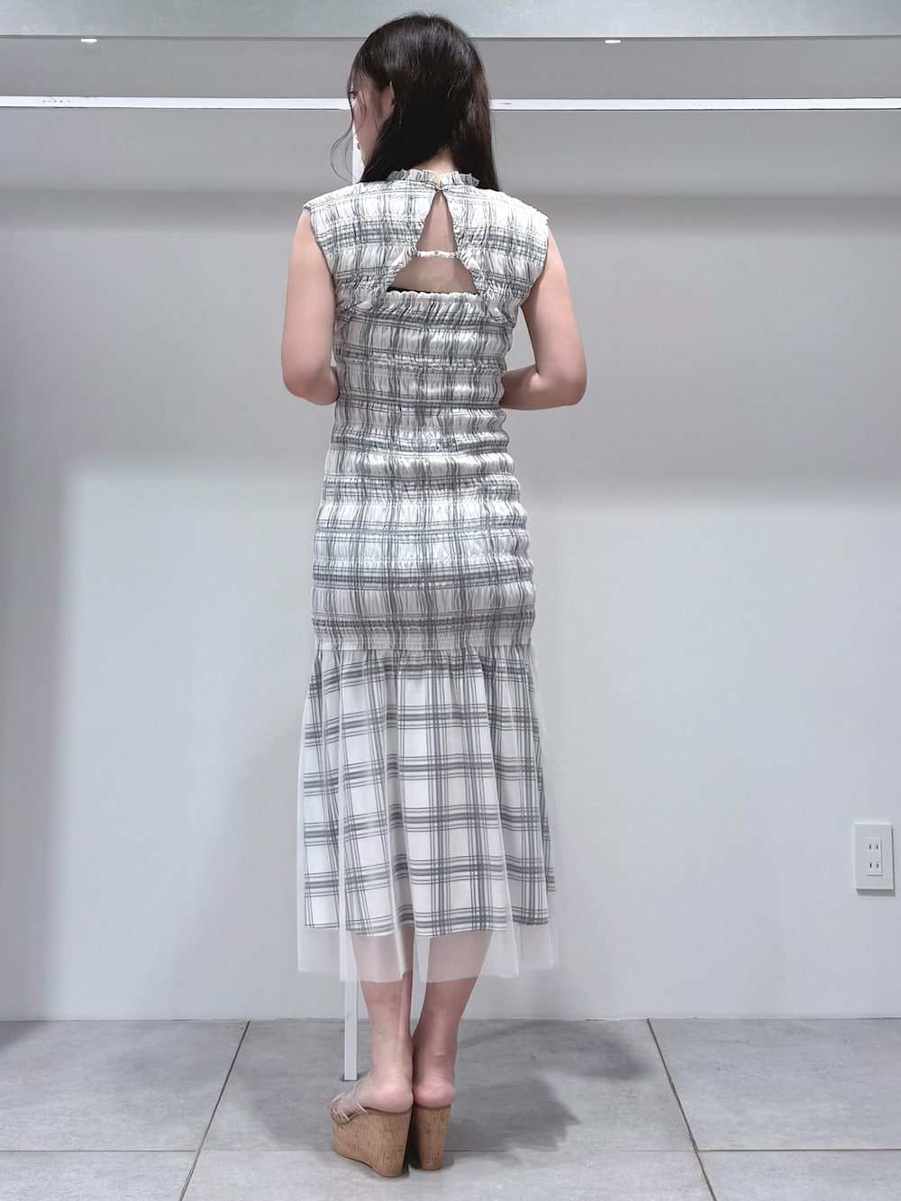 ホワイト系のワンピース、その他のサンダルを着用したレディースの夏コーディネートの4枚目の写真