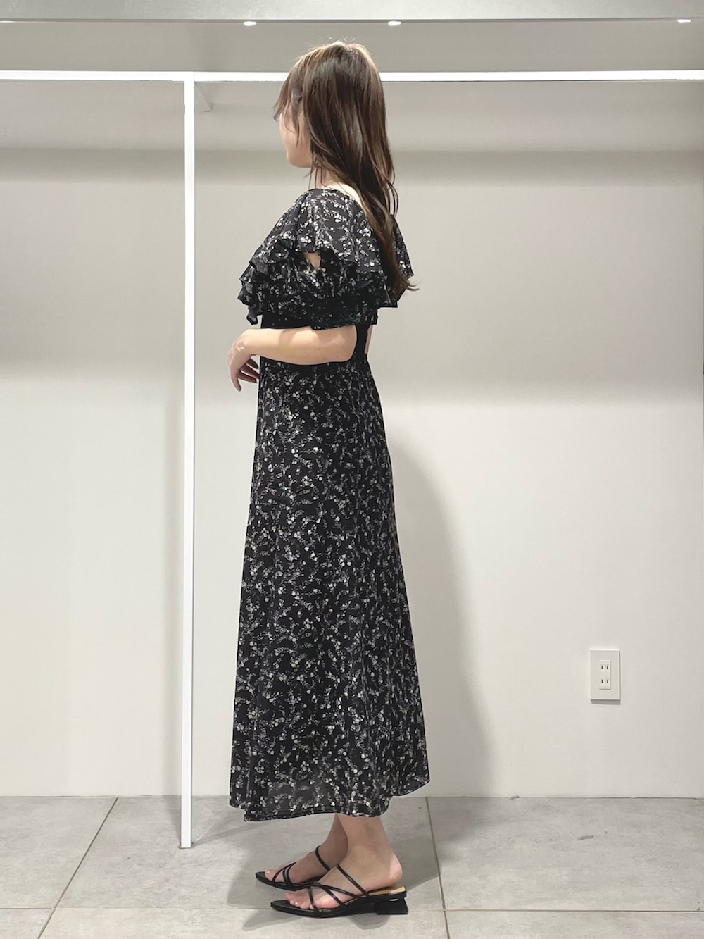 ブラック系のワンピース、ブラック系のボストンバッグ、ブラック系のサンダルを着用したレディースの夏コーディネートの3枚目の写真