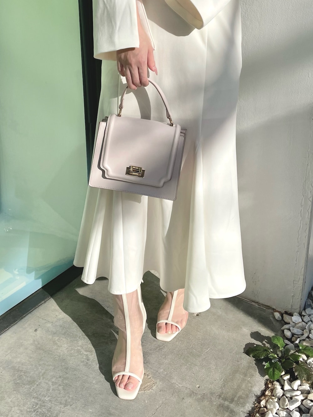 ピンク系のニット/セーター、ホワイト系のテーラードジャケット、ホワイト系のスカートを着用したレディースの春コーディネートの6枚目の写真