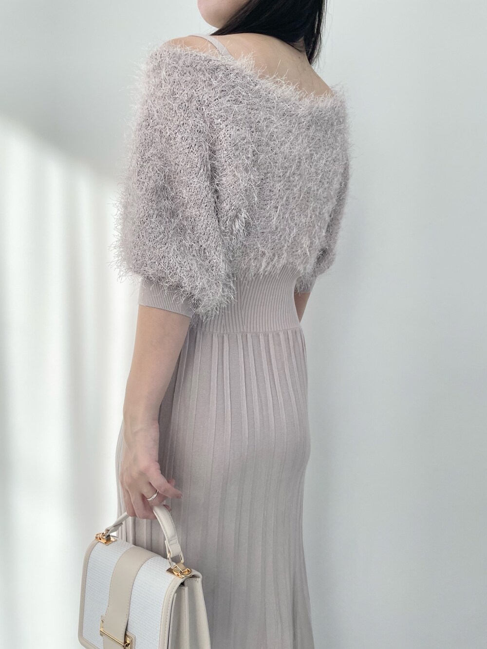 ベージュ系のワンピース、ホワイト系のハンドバッグ、ホワイト系のブーツを着用したレディースの春コーディネートの5枚目の写真