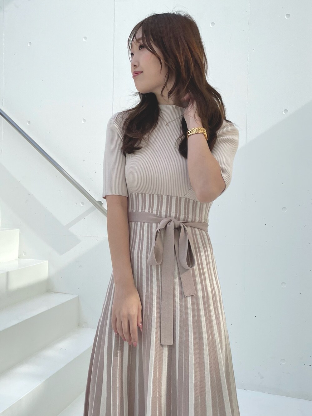 ベージュ系のワンピース、ブラウン系のブーツを着用したレディースの春コーディネートの4枚目の写真