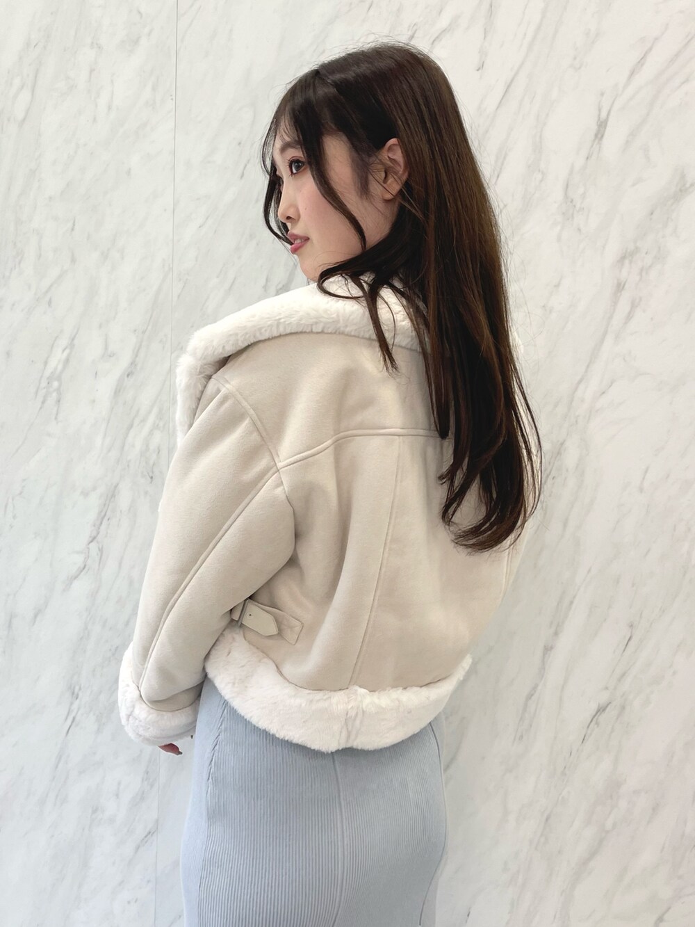 ブルー系のワンピース、ブラック系のブーツ、ベージュ系のムートンコートを着用したレディースの秋コーディネートの5枚目の写真