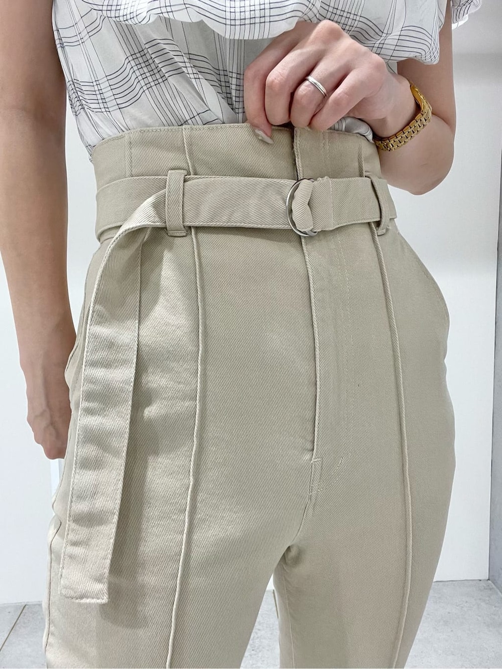 ホワイト系のキャミソール、その他のサンダル、ブラック系のトートバッグを着用したレディースの夏コーディネートの10枚目の写真