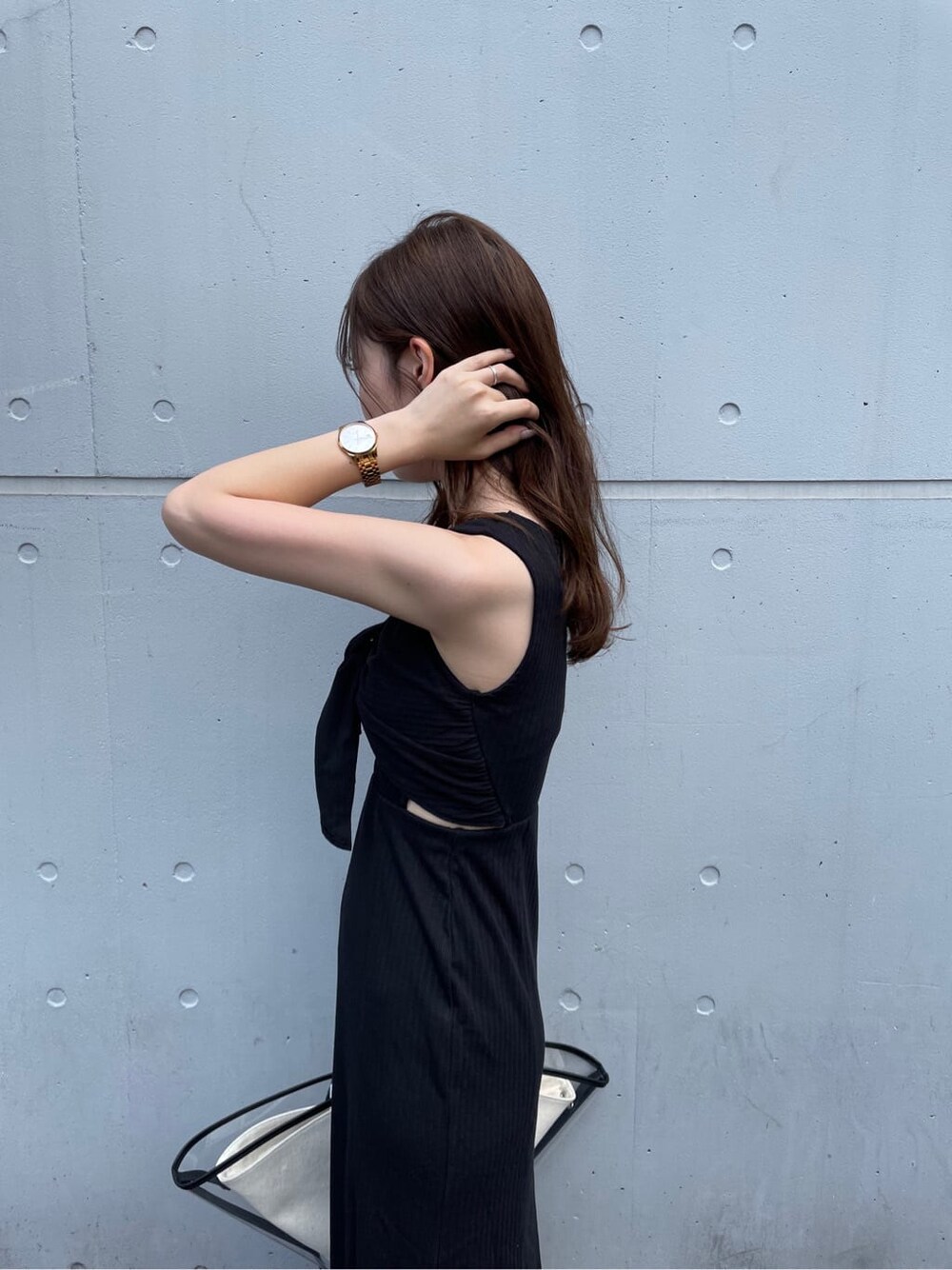 ブラック系のトートバッグ、ブラック系のサンダルを着用したレディースの夏コーディネートの3枚目の写真