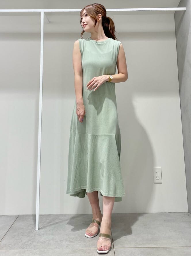 グリーン系のサンダル、ホワイト系のシャツ/ブラウス、ブラック系のキャミソールを着用したレディースの夏コーディネートの6枚目の写真