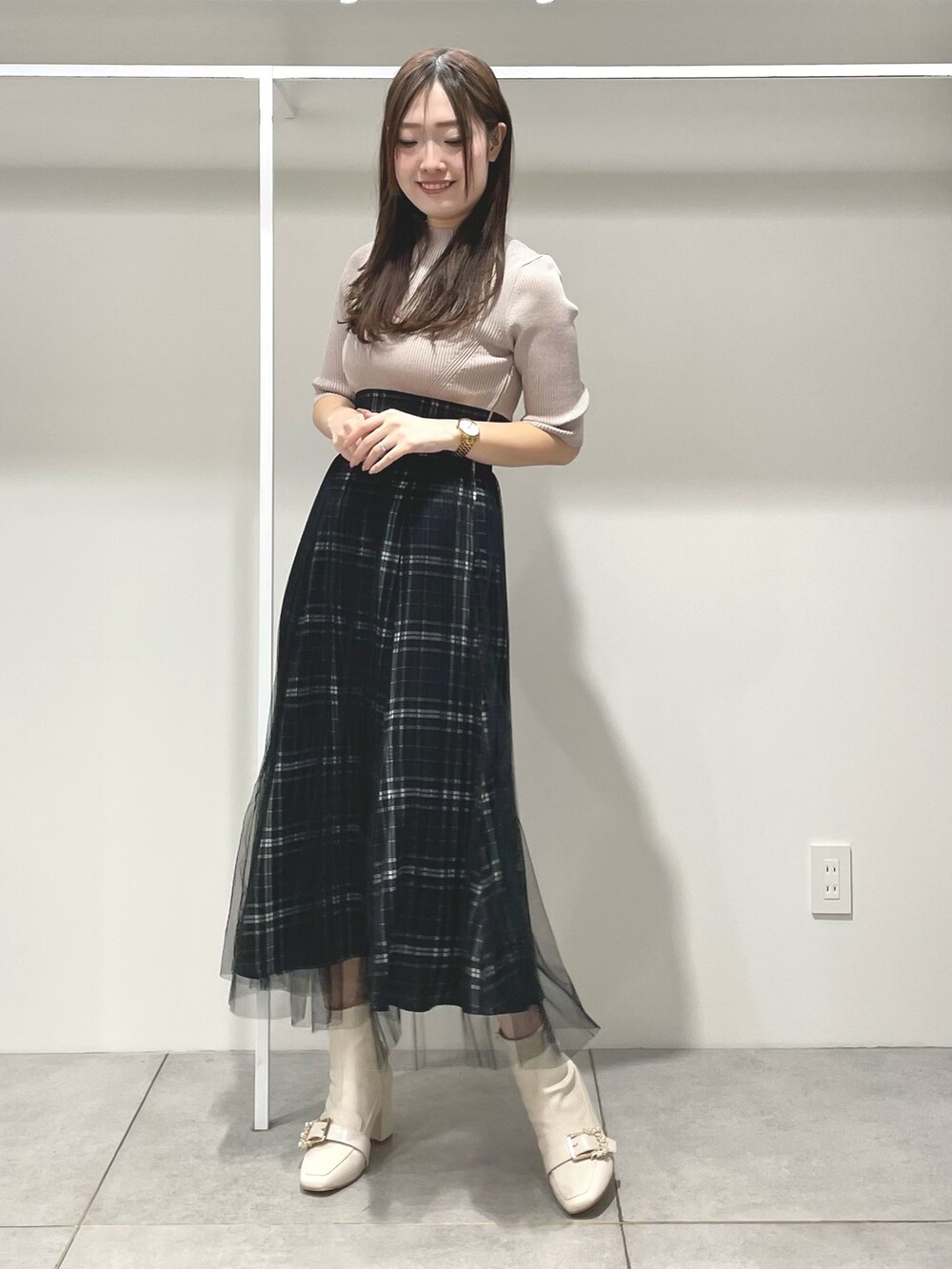 ベージュ系のワンピース、ピンク系のトレンチコート、ホワイト系のブーツを着用したレディースの春コーディネートの6枚目の写真