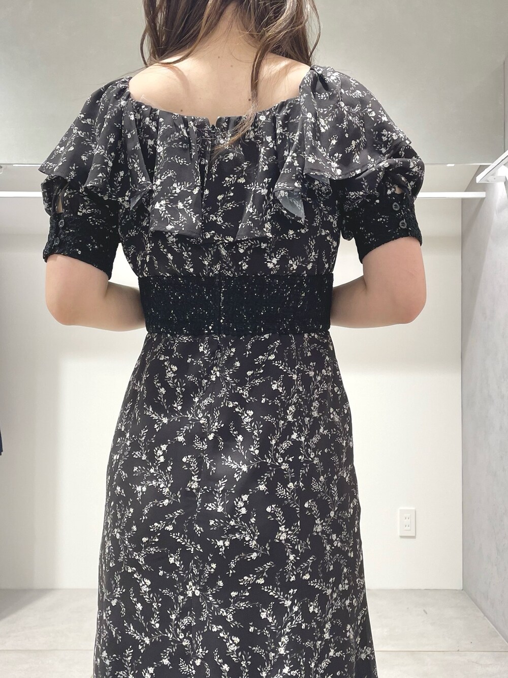 ブラック系のワンピース、ブラック系のボストンバッグ、ブラック系のサンダルを着用したレディースの夏コーディネートの7枚目の写真