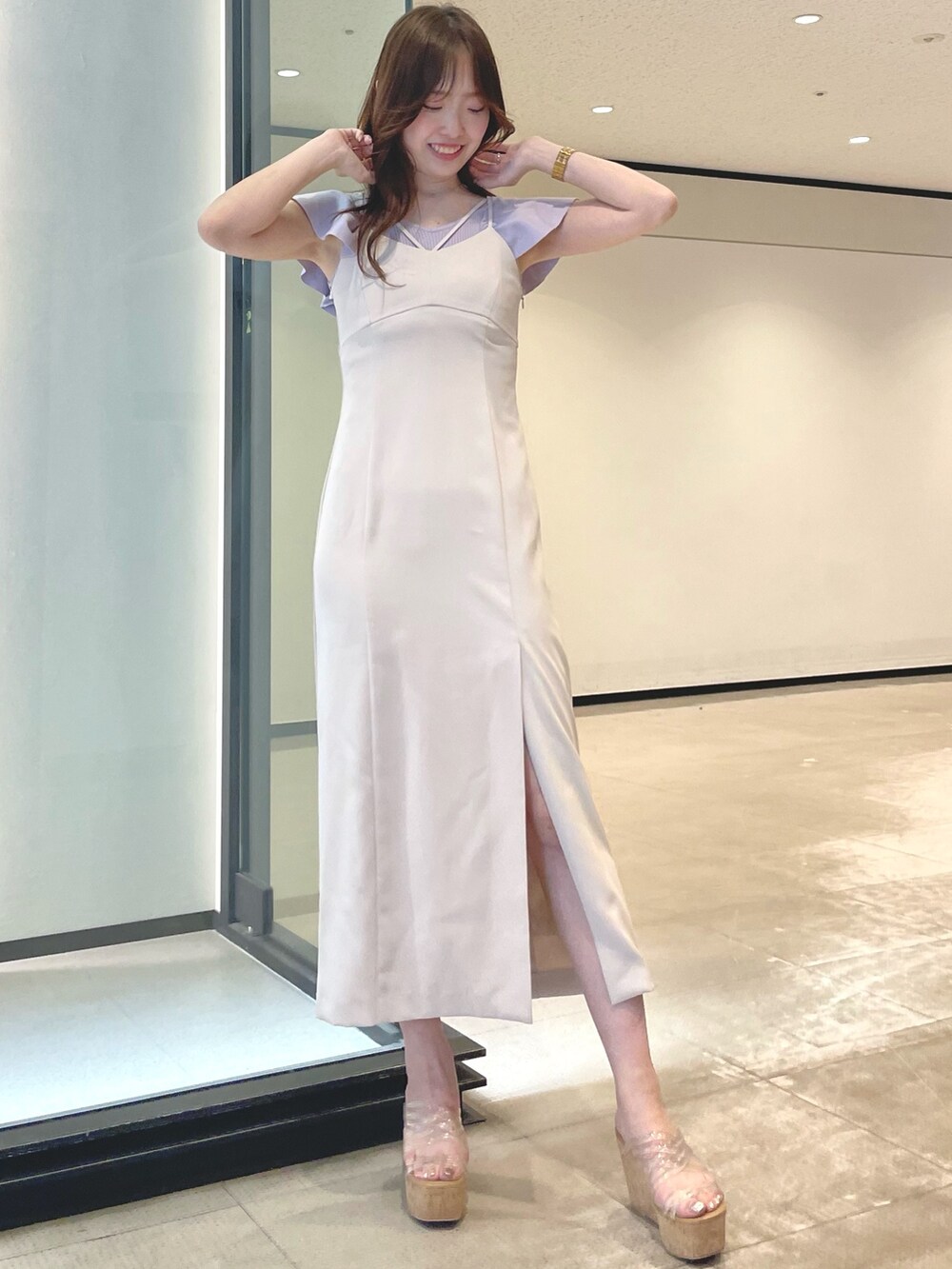 ホワイト系のワンピース、その他のサンダル、パープル系のニット/セーターを着用したレディースの春コーディネートの3枚目の写真