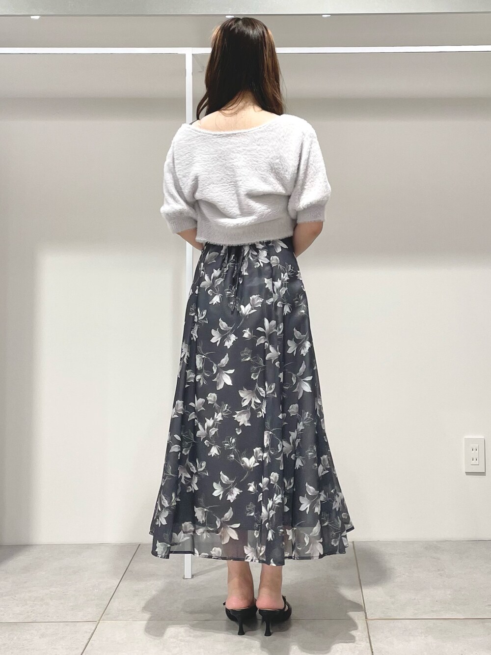 ブラック系のパンプス、ブラック系のショルダーバッグ、グレー系のワンピースを着用したレディースの夏コーディネートの4枚目の写真